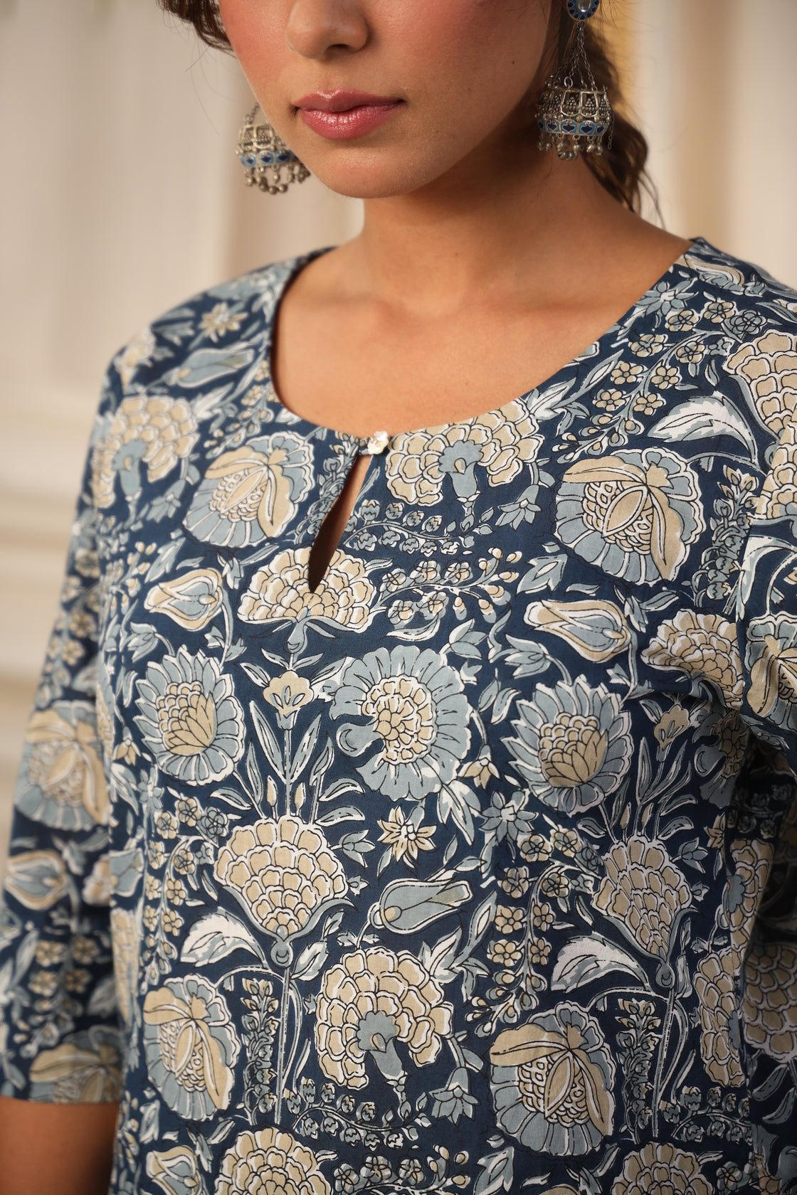 Blue floral printed kurta set neckline